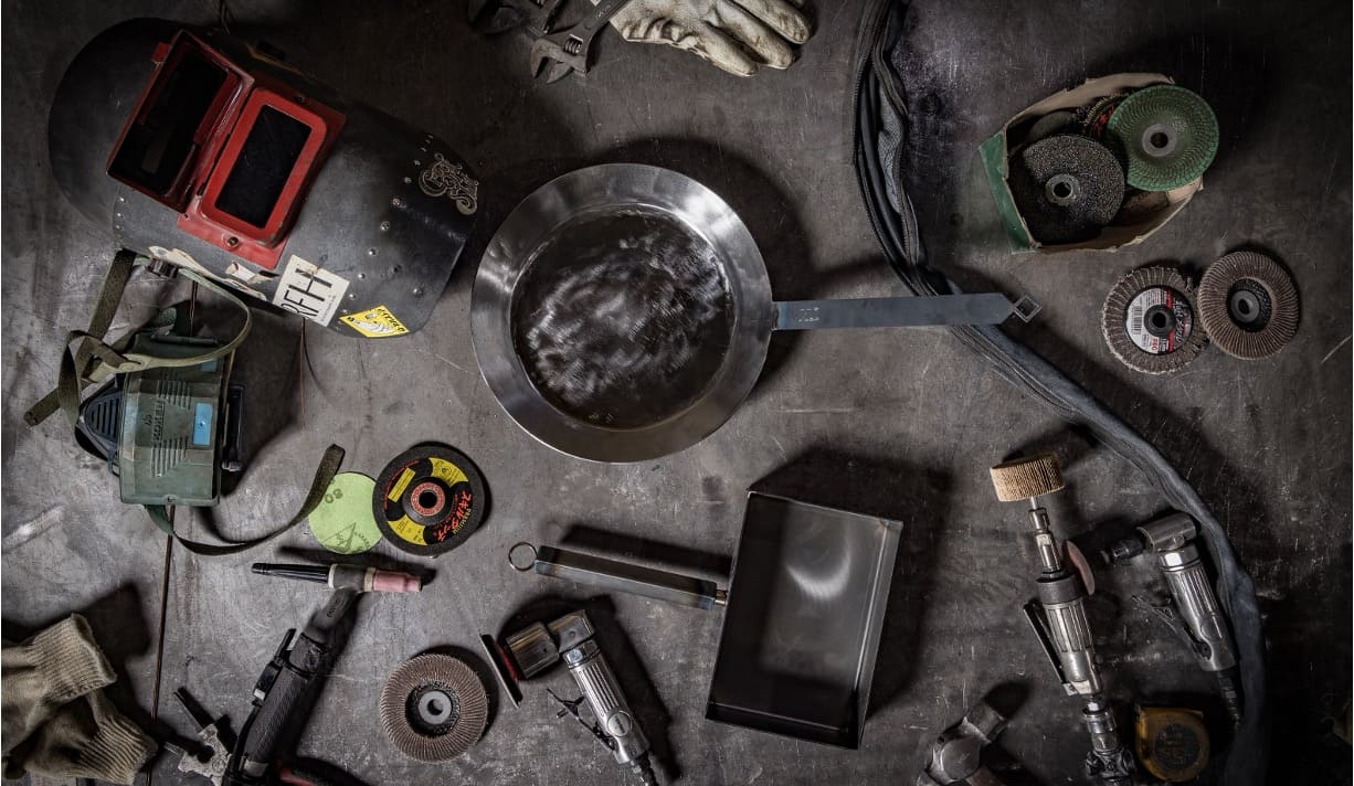 大阪工場視察｜火花舞う溶接の聖域！「TK工業」の鉄を操る工場・ショールーム見学とフライパン製作体験