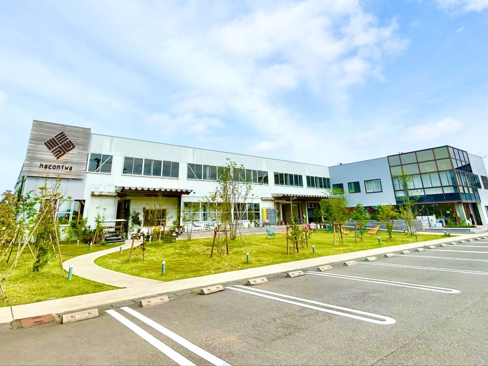 旧工場をリノベーションした民間商業施設「ハコニワ」の取り組み