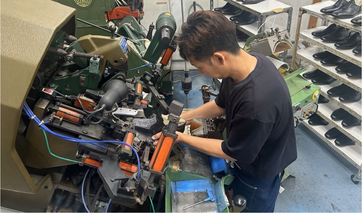 大阪工場視察｜革靴を仕立てる職人の技術を見れる工場見学＋ワークショップ付き