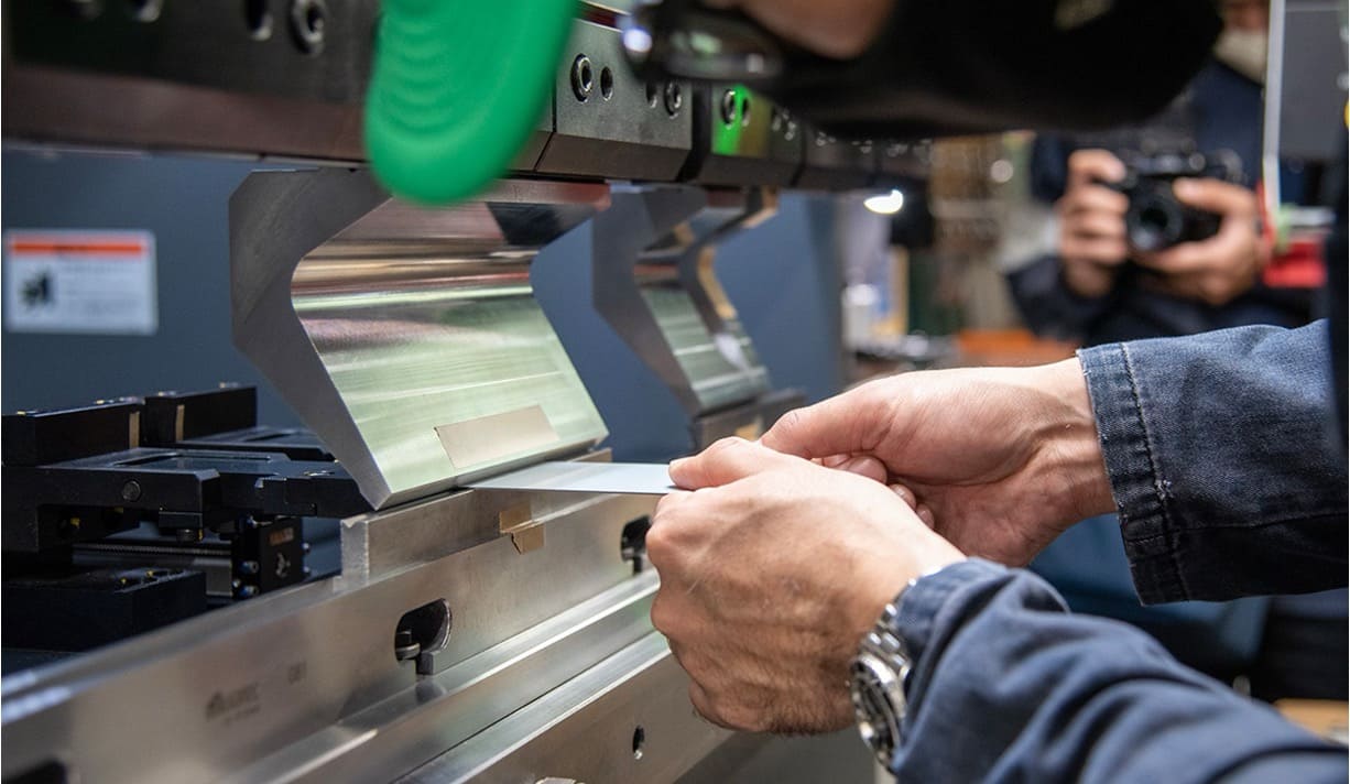 街パビOSAKAオープンファクトリー｜0.1mmの薄板金も加工！瑞穂工作所の工場見学、金属曲げ体験